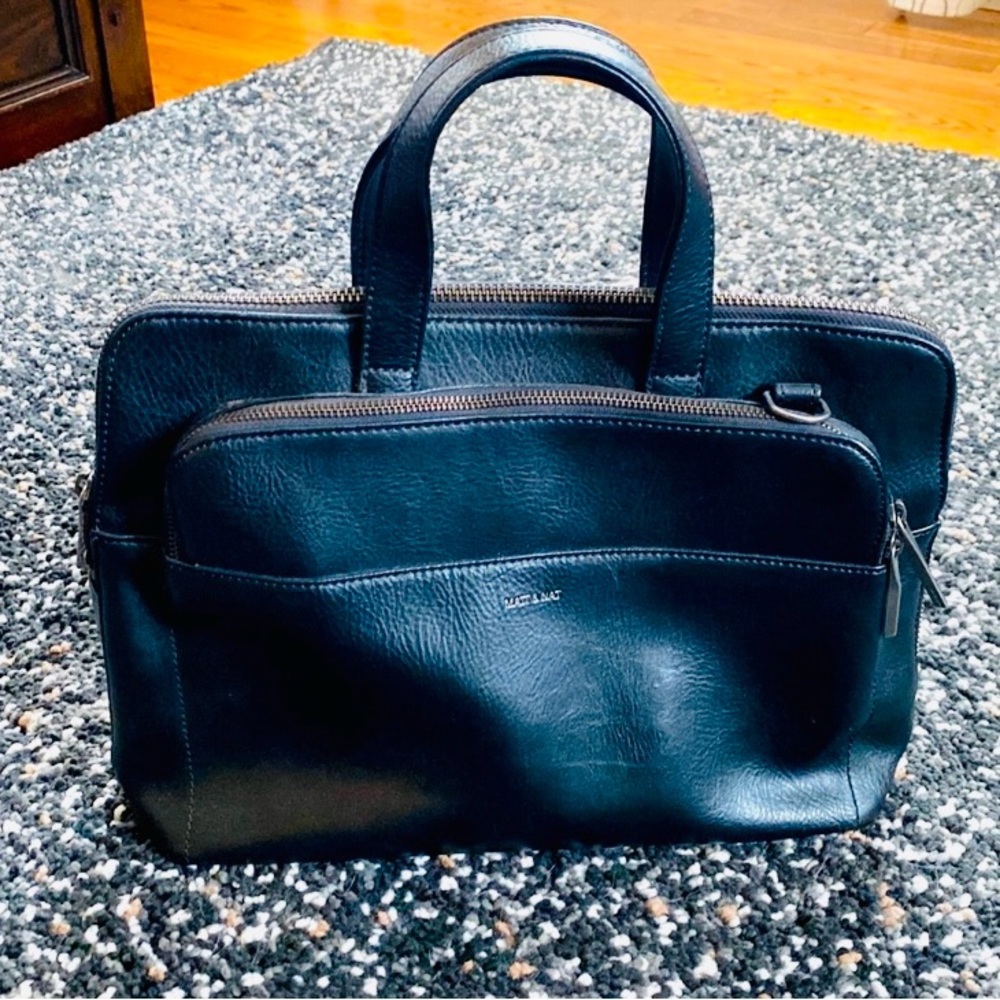 Mat & Nat bag with shoulder strap. In like new condition. Unused.